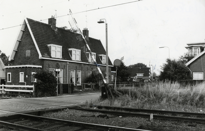 58662 Gezicht op het Houtensepad te Utrecht; met op de voorgrond de spoorwegovergang in de spoorlijn Utrecht-Den Bosch ...